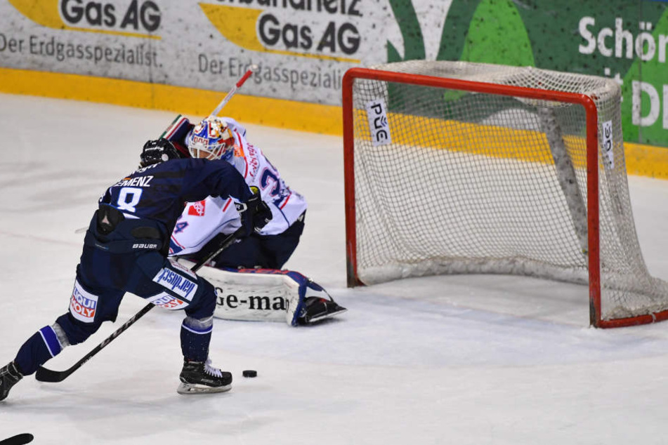 In der 36. Minute des Spiels gegen Ravensburg hatte Cedric Schiemenz eine Riesenchance. Der Puck donnerte erst an seinen Schlittschuh...