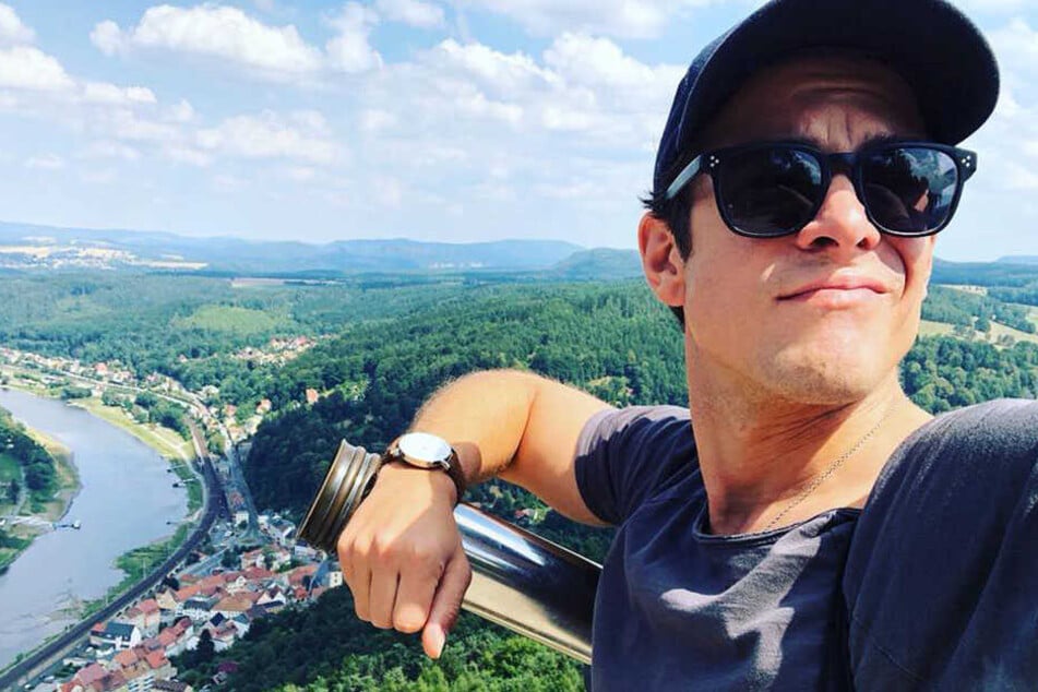 Mal schnell in der drehfreien Zeit ab auf die Festung Königstein: Philipp Danne (33) alias Jonas Waldek scheint es in der Sächsischen Schweiz zu gefallen.
