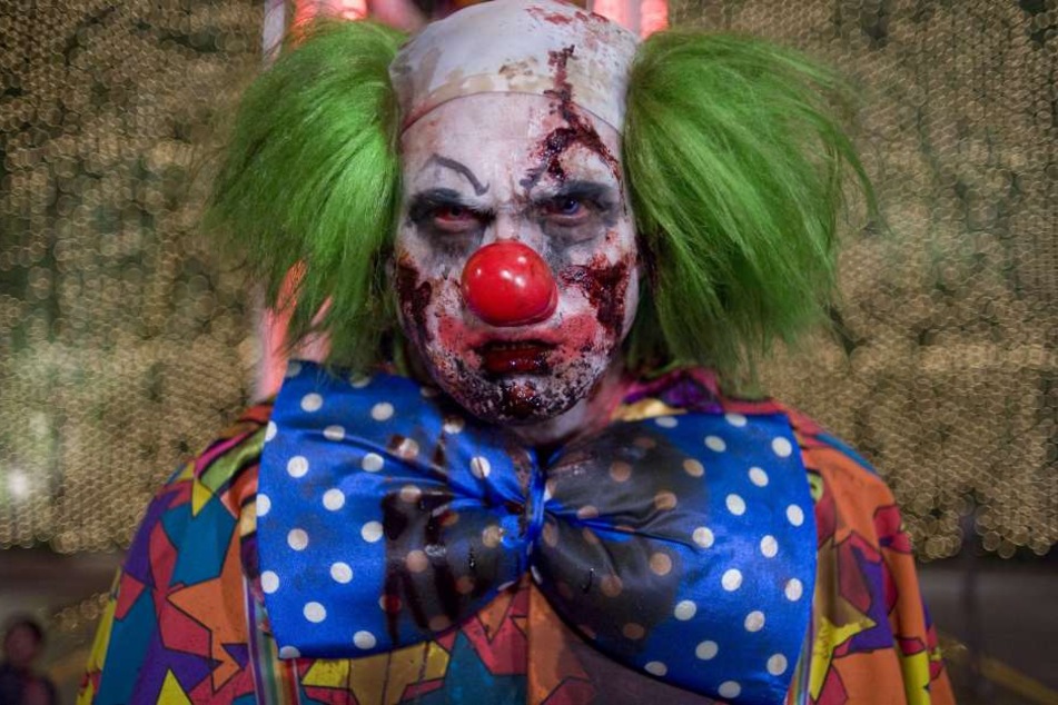 Ein Horror-Clown wurde von einem Jungen mit einem Stein k.o. geschlagen.