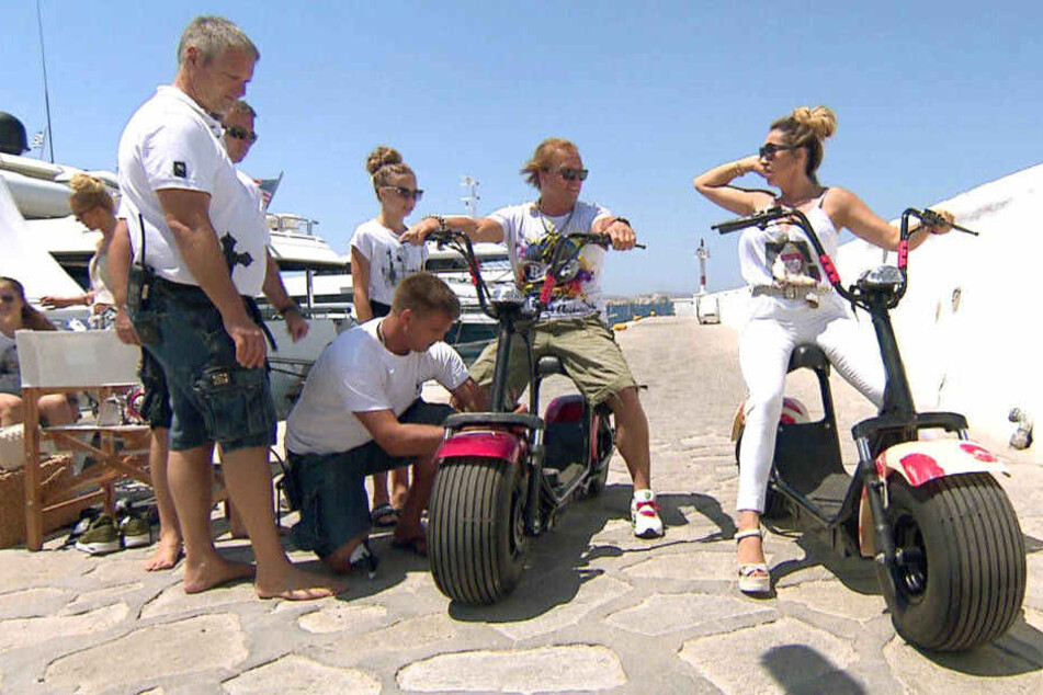 An der Hafenpromenade testen die Geissens Roberts neue Elektro-Motorräder.