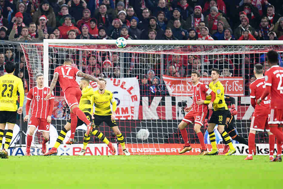 Neben Bundesligaspielen zeigen die Öffentlich-Rechtlichen auch Pokalspiele. Im Match zwischen Bayern München und Borussia Dortmund (Dezember 2017) trifft Jerome Boateng (Nummer 17) per Kopf zum 1:0.