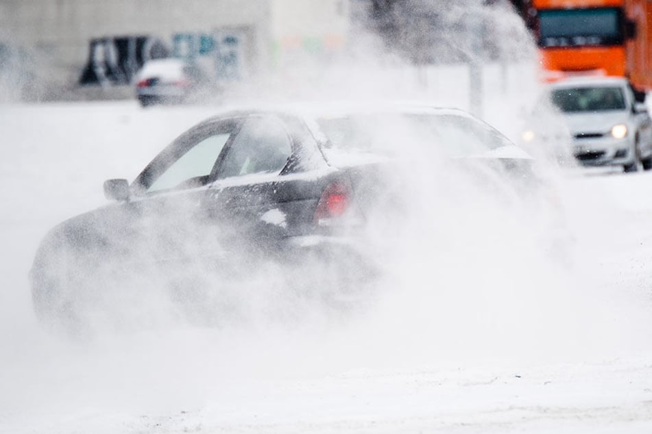 Schneeverwehungen und Glätte sorgen für absolutes Gefahrenpotential auf den Straßen. (Symbolbild)