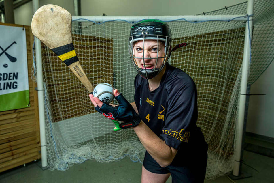 Auf die Plätze, fertig, Hurling: Sabrina Lampe (26) zeigt, wie's geht.