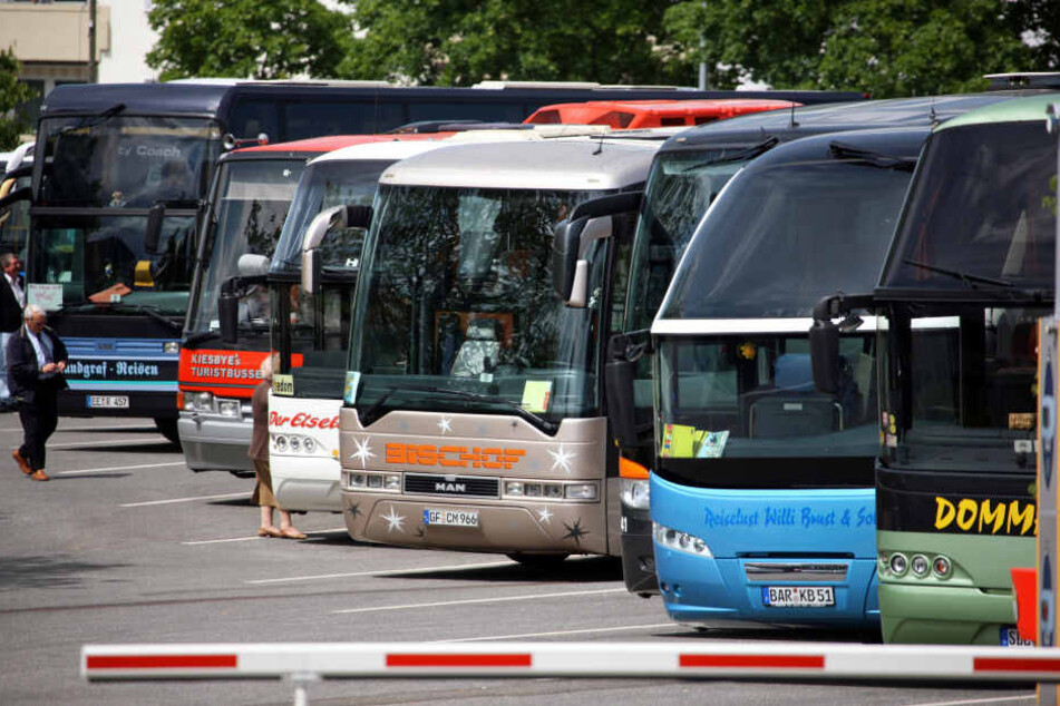 Auf dem Busparkplatz pöbelte der Mann Reisende an. (Symbolbild)