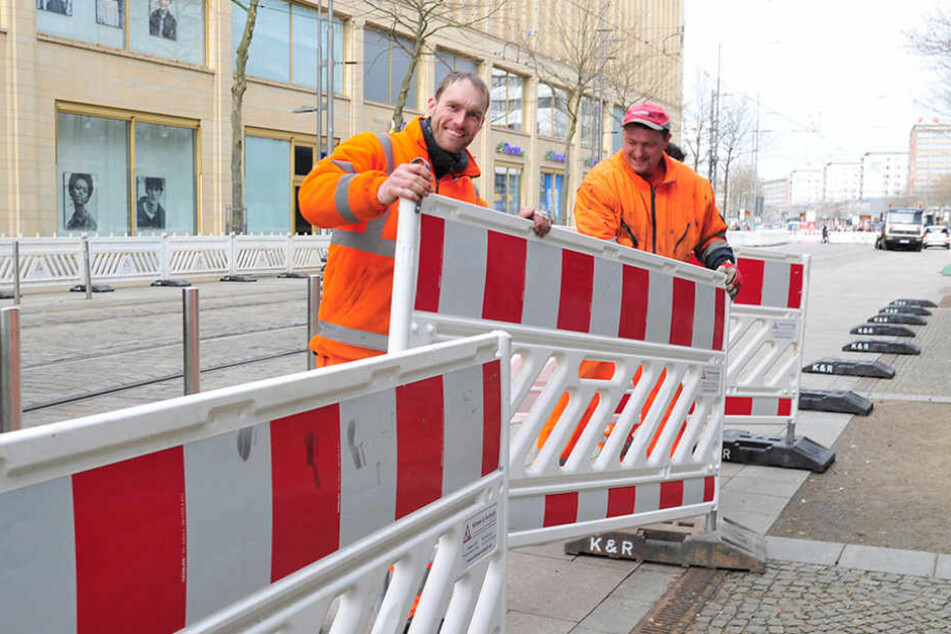 Roberto Geißler (36,l.) und Volker Drechsel (44) haben 900 Meter
Absperrgitter aufgestellt.
