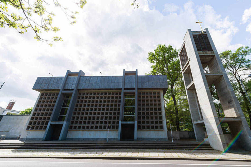 Die alte Propsteikirche in der Emil-Fuchs-Straße wechselt den Besitzer. Das Geld ist überwiesen, der Kauf ist abgeschlossen.
