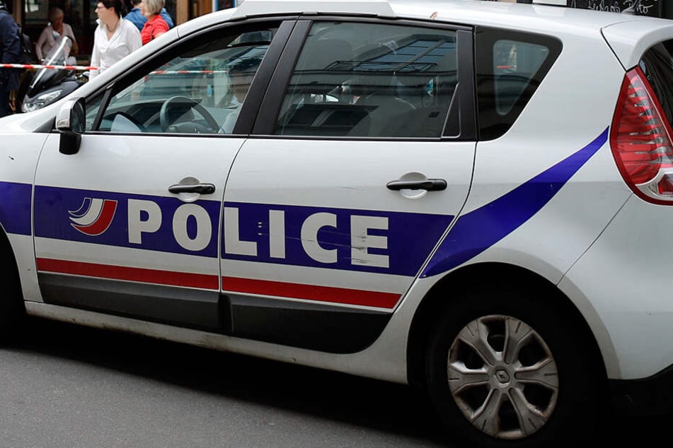 Ein Auto der Polizei steht auf einer Straße in Paris. (Symbolbild)