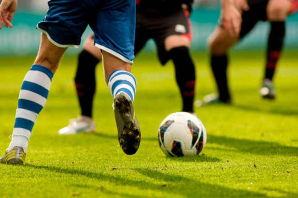 Am Rande eines Fußballturniers ist es zu einer Massenschlägerei gekommen. (Symbolbild)