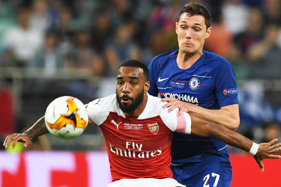 Arsenals Stürmer Alexandre Lacazette (l.) im Duell mit Chelseas Innenverteidiger Andreas Christensen, der früher für Borussia Mönchengladbach in der 1. BUndesliga spielte.