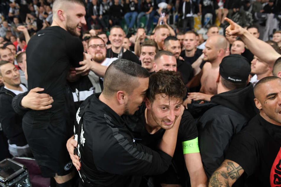 Nach dem 2:0-Sieg gegen Benfica und dem Erreichen des Europa-League-Halbfinales gab es bei der Eintracht kein Halten mehr.