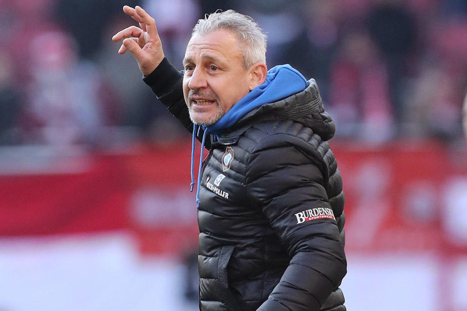 Trainer Pavel Dotchev gibt kritische Anweisungen an sein Team. Mit Vorliebe an Adam Susac.