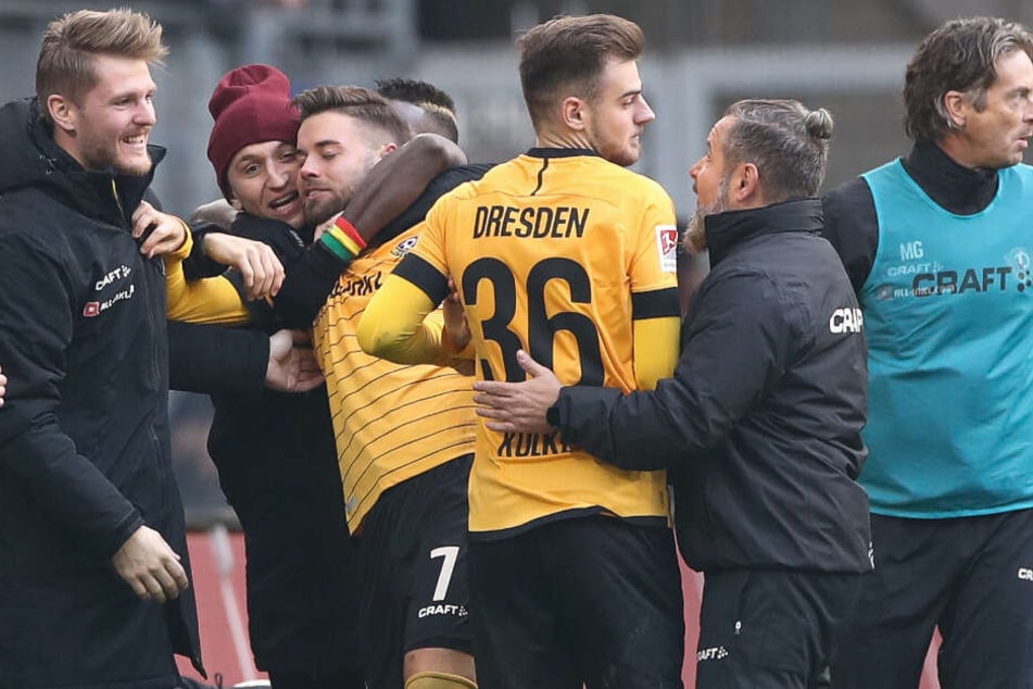 Riesen-Freude! Dynamo-Kicker Niklas Kreuzer (3.v.l.) feiert seinen Treffer zum zwischenzeitlichen 0:1 mit seinen Teamkollegen am Spielfeldrand.