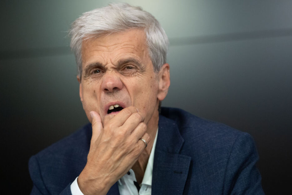 Wolfgang Gedeon nimmt an einer Pressekonferenz teil.