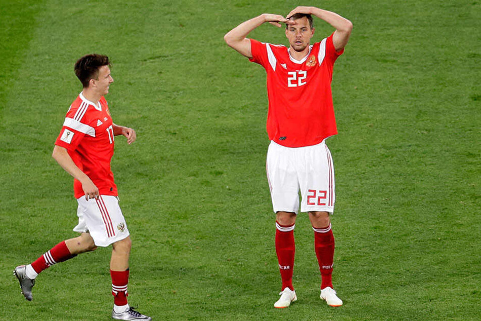 Artem Dzyuba (rechts) trifft zum 3:0 und salutiert.