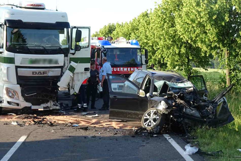 Der 34-jährige Fahrer verstarb noch an der Unfallstelle.