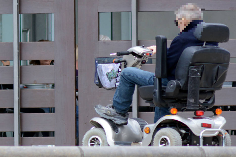 Der 80-Jährige hatte am Mittwoch eine Straße überquert. (Symbolbild)