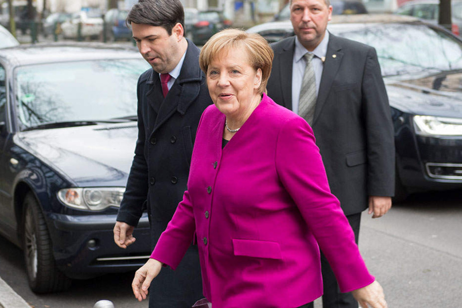 Angela Merkel auf dem Weg ins Willy-Brandt-Haus.