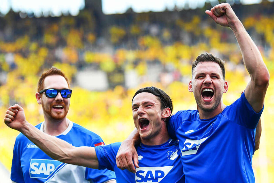Adam Szalai (r.) und Nico Schulz (m.) feiern den Einzug in die Champions League.