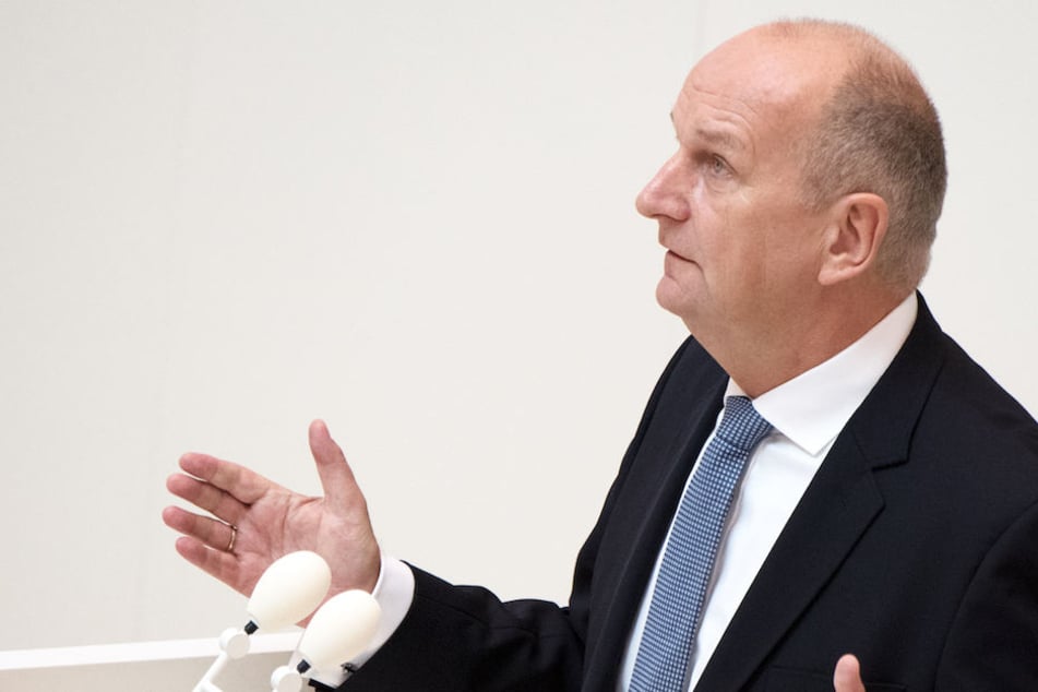 Die AfD fordert von Brandenburgs Ministerpräsident Dietmar Woidke (56, SPD) die Entlassung seiner Gesundheitsministerin.