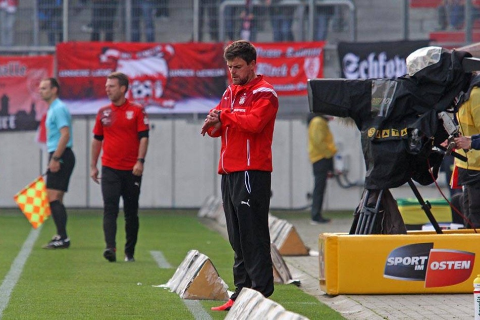 FSV-Trainer Torsten Ziegner blickt auf die Uhr:„Es ist fünf vor zwölf!“