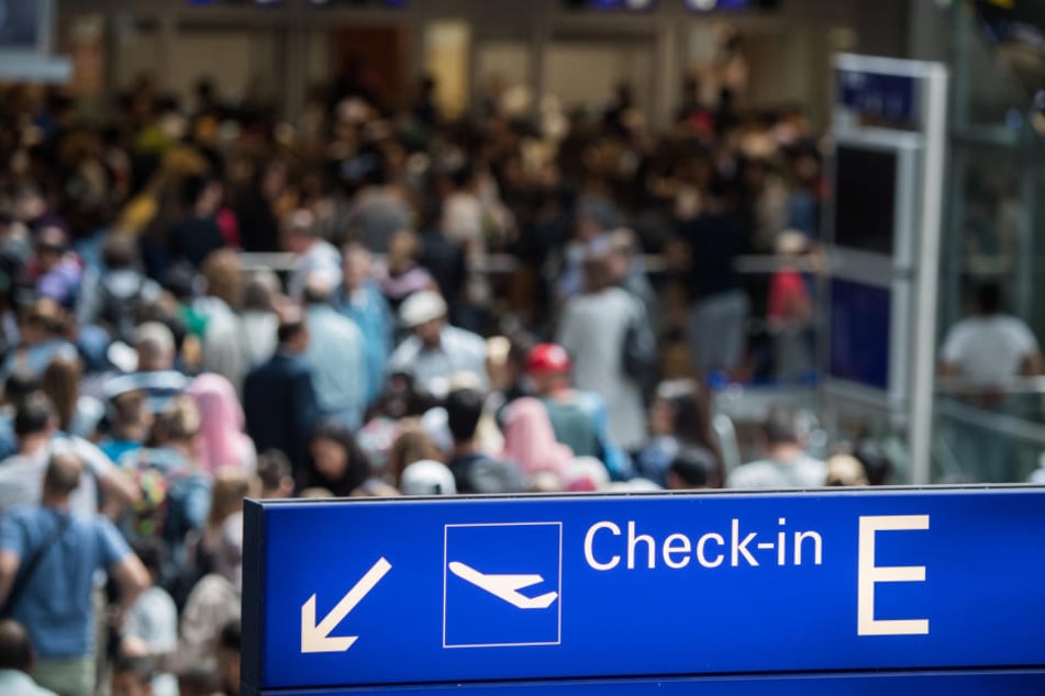 Die Reiselust der Deutschen nimmt mehr und mehr zu. Die Betreiber des Frankfurter Flughafen freut's (Symbolbild).