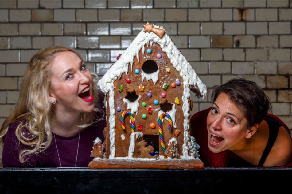 Die Sängerinnen Laila Salome Fischer (32, r.) und Steffi Lehmann (39) proben an diesem leckeren Modell schon mal das Anknuspern für "Hänsel & Gretel".