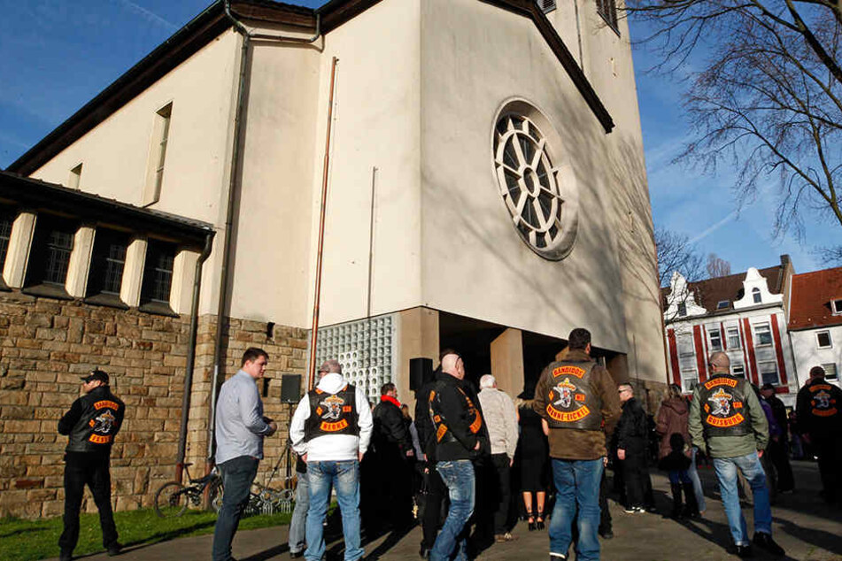 Vor der Herner Herz-Jesu-Kirche versammelten sich Hunderte Trauernde, darunter zahlreiche "Bandidos"-Rocker.