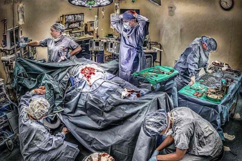 So sieht unser Alltag aus, schreibt die Ärztin unter dieses Bild. Ein völlig erschöpftes Team kämpft um das Leben eines angeschossenen Mannes.