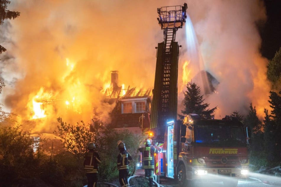 Die Flammen schlagen meterhoch aus dem brennenden Haus.