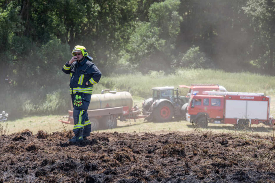 Bei Zottelstedt brannte ein Feld, nachdem offenbar eine Erntemaschine heißgelaufen war.