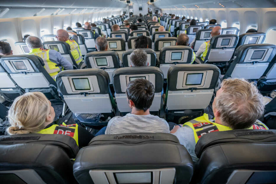 Zwei Polizeibeamte begleiten als "Escort" einen Afghanen auf dem Flug von Leipzig nach Kabul in einem Charterflugzeug.