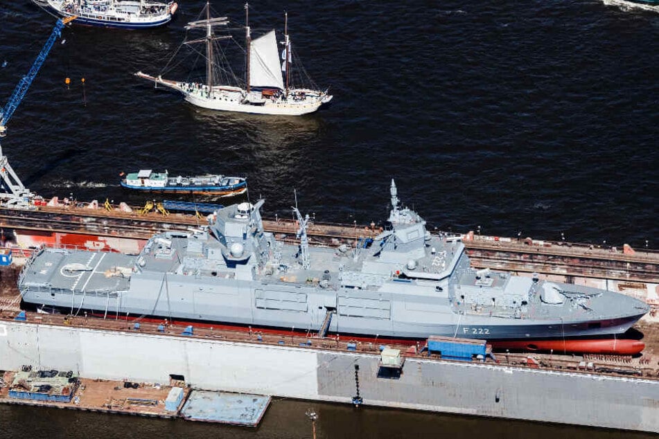 Blohm + Voss kennt sich mit dem Bau von Marineschiffen aus. Eine Fregatte liegt im Dock der Werft in Hamburg. (Archivbild)