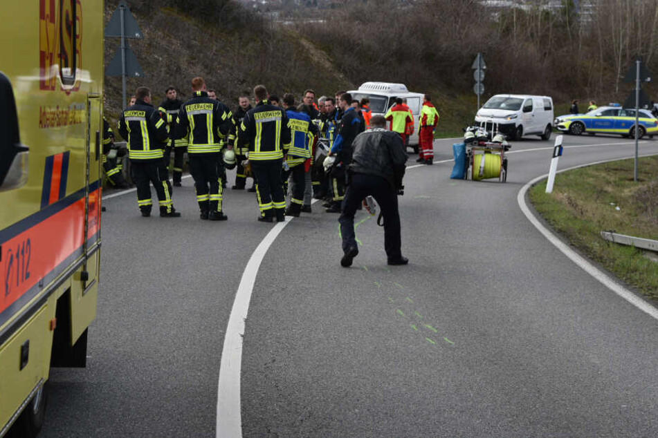 Die Unfallaufnahme der Polizei und Rettungs- und Bergungsarbeiten durch Feuerwehr und Rettungskräfte.
