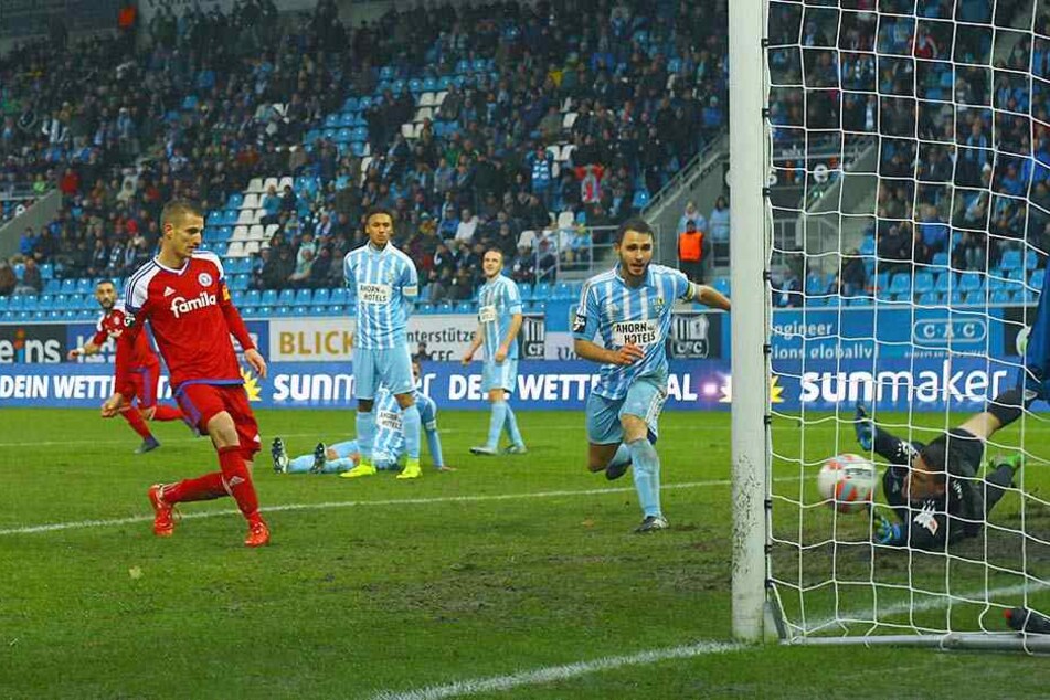 Domenick Drexler trifft, der Ball schlägt im Chemnitzer Tor ein.