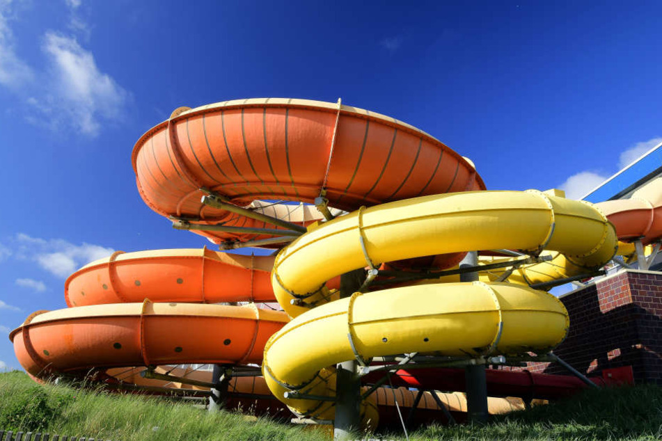 Im Bereich der Wasserrutsche kam es zu dem sexuellen Übergriff gegen eine 27-Jährige. (Symbolbild)