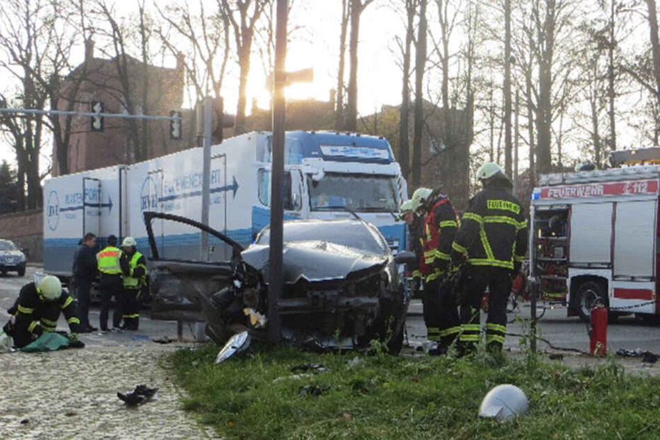 Das Auto krachte bei dem Unfall in einen Mast.