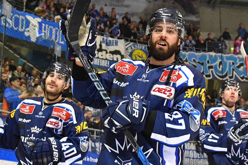 Shawn Boutin ließ sich mit den restlichen Eislöwen für ein gutes Spiel von den Fans feiern.