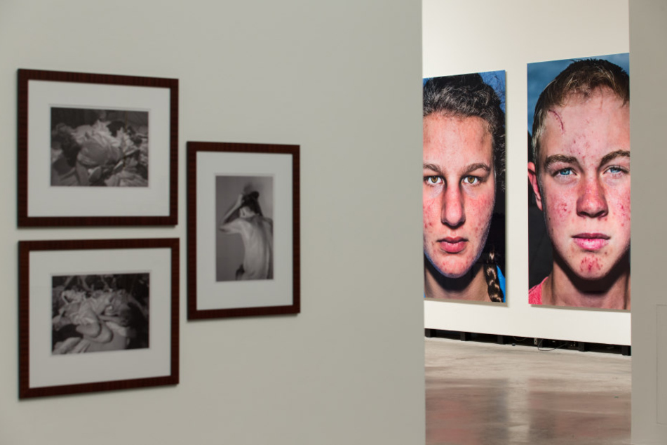 Gezeigt werden neben Fotografien auch Gemälde, Papierarbeiten, Installationen und Videos zum Thema.