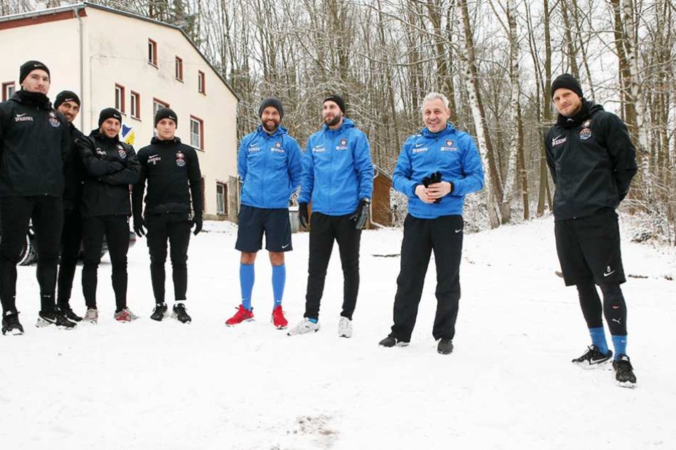 Pavel Dotchev (2.v.r.) begrüßte am Mittwoch seine Spieler zum Trainingsauftakt.