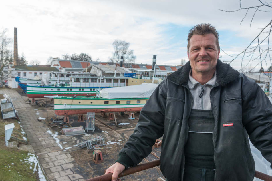 Falk Naumann (51) behält bei den Reperaturarbeiten die Übersicht. Als
Vorarbeiter der Werft, legt er bei der Generalüberholung „seiner“ Schiffe
täglich Hand an.