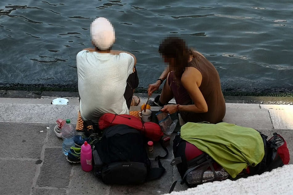 Die beiden deutschen Touristen kochten sich an der Treppe der Rialto-Brücke in Venedig mit einem kleinen Kaffeekocher einen Kaffee. Das ist verboten!