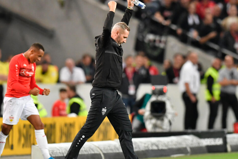 Stuttgarts Cheftrainer Tim Walter jubelt beim Schlusspfiff über den 2:1 Sieg gegen VfL Bochum.