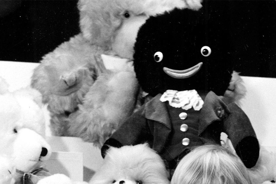 Ein Teddybär neben einem Golliwog (rechts oben).