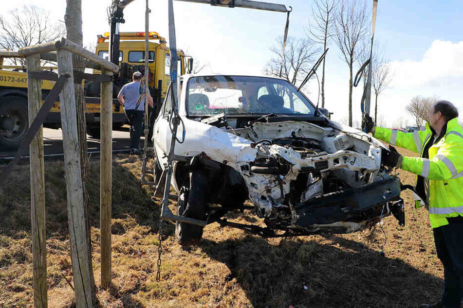 Der Opel wurde bei dem Unfall auf ein Feld geschleudert.