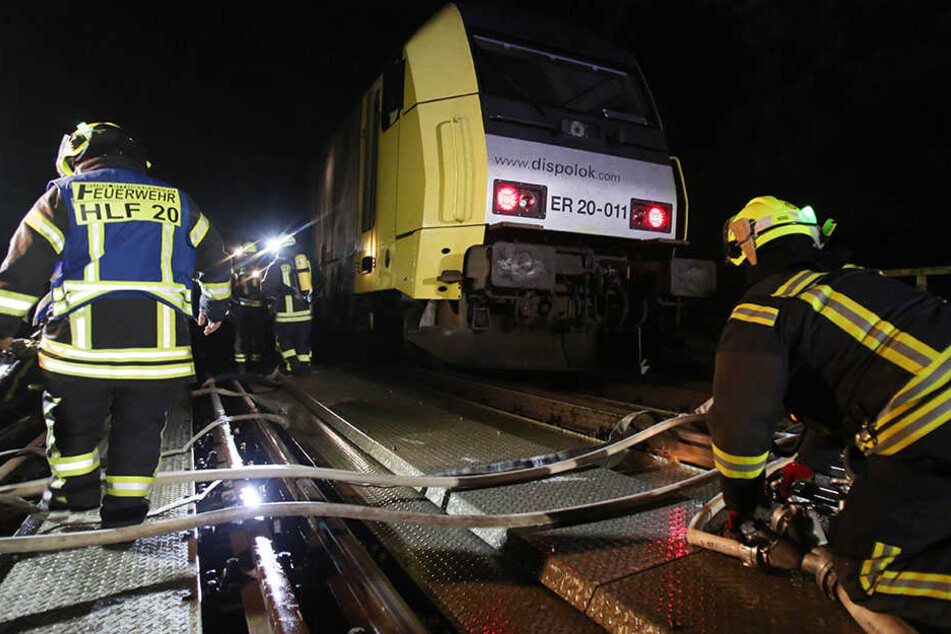Künftig soll das Löschen brennender Züge realistisch trainiert werden können. (Symbolbild)