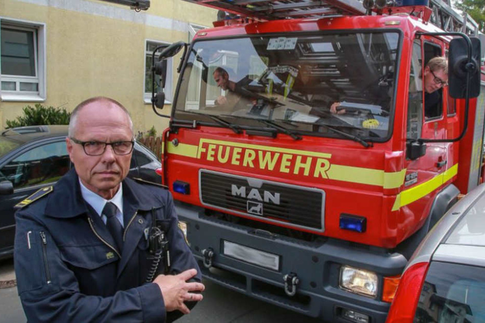 Hans-Dieter Mühlenweg von der Feuerwehr kritisiert, dass viele Straßen in Bielefeld zu eng sind.