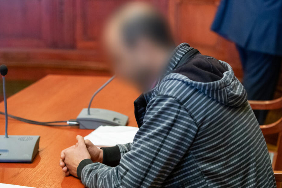 Das Landgericht hat den 42-jährigen Angeklagten wegen Mordes und gefährlicher Körperverletzung an der Tramperin Sophia Lösche zu lebenslanger Haft verurteilt.