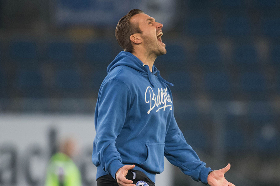 Bielefelds Trainer Carsten Rump stürmt beim 1:0 für den DSC jubelnd auf den Platz.
