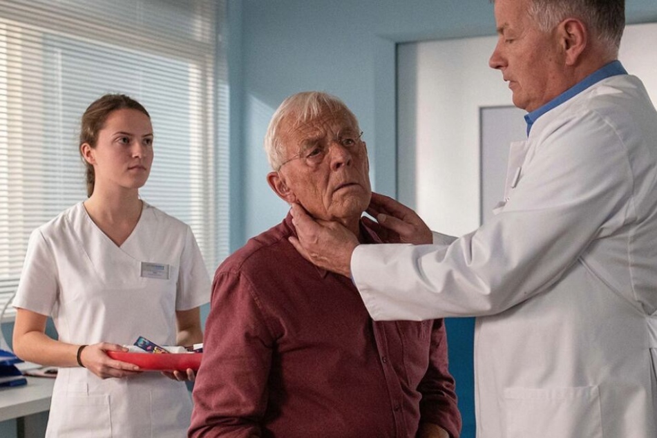 Otto Stein ist bei der Kontrolluntersuchung bei Dr. Roland Heilmann. Könnte es etwas schlimmeres als eine Erkältung sein?