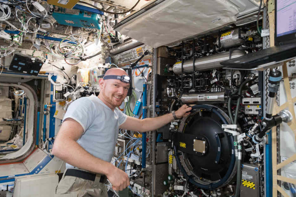 Astronaut Alexander Gerst bei einem Experiment auf der ISS.